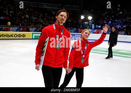 Sankt Petersburg, Russland. 04.. Dezember 2022. Evgenia Tarasova und Vladimir Morozov, vom Eiskunstlauf, bei der Verleihung der Springmeisterschaft der russischen Mannschaft 2022 in St. Petersburg, im Yubileyny-Sportkomplex. Kredit: SOPA Images Limited/Alamy Live News Stockfoto