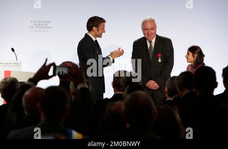 Der französische Präsident Emmanuel Macron hält am 5. Dezember 2022 eine Rede mit Präsident Alain Chouraqui auf der Gedenkstätte des Camp des Milles in Aix-en-Provence im Südosten Frankreichs. Foto: Patrick Aventurier/ABACAPRESS.COM Stockfoto