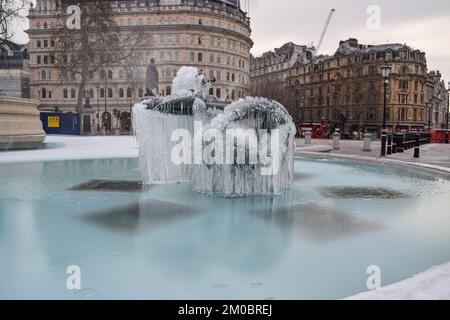 London, UK, 11. Februar 2021. Gefrorener Brunnen am Trafalgar Square. Die Temperaturen sanken über Nacht, wobei einige Teile des Landes die niedrigsten Temperaturen seit mehr als einem Vierteljahrhundert verzeichneten. Stockfoto