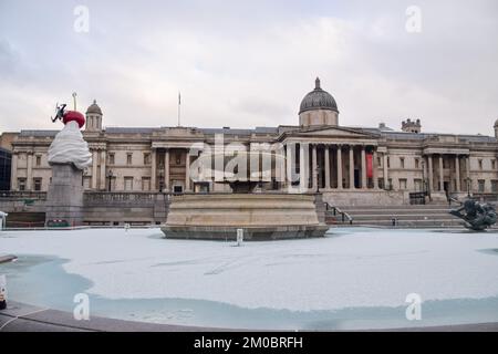 London, UK, 11. Februar 2021. Gefrorener Brunnen am Trafalgar Square. Die Temperaturen sanken über Nacht, wobei einige Teile des Landes die niedrigsten Temperaturen seit mehr als einem Vierteljahrhundert verzeichneten. Stockfoto