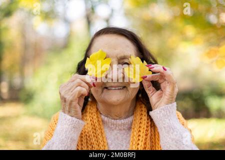 Lustiges Porträt einer alten Weißen in der Natur. Herbstsaison. Stockfoto