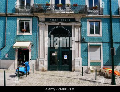 Eine Nahaufnahme der Tür der blauen, wunderschönen Stadtpalastvilla Sousa in Graca Lissabon, Portugal Stockfoto