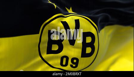 Dortmund, GER, September 2022: Die Flagge von Borussia Dortmund winkt im Wind. Borussia Dortmund ist ein deutscher Profisportverein mit Sitz in Dortm Stockfoto