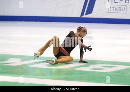 Sankt Petersburg, Russland. 04.. Dezember 2022. Lyubov Rubtsova, tritt im Eiskunstlauf auf, bei der Russischen Frauensprung-Meisterschaft 2022 in St. Petersburg, im Yubileyny-Sportkomplex. Kredit: SOPA Images Limited/Alamy Live News Stockfoto