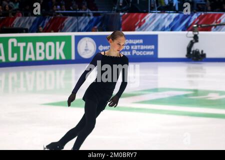 Sankt Petersburg, Russland. 04.. Dezember 2022. Maria Gordeeva tritt beim Eiskunstlauf auf der Russischen Frauensprungmeisterschaft 2022 in St. Petersburg, im Yubileyny-Sportkomplex. Kredit: SOPA Images Limited/Alamy Live News Stockfoto