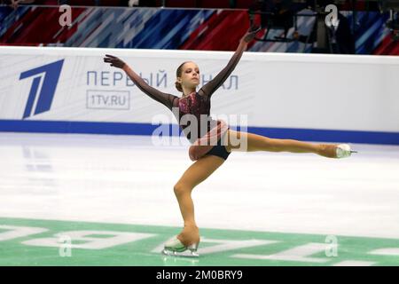 Sankt Petersburg, Russland. 04.. Dezember 2022. Lyubov Rubtsova, tritt im Eiskunstlauf auf, bei der Russischen Frauensprung-Meisterschaft 2022 in St. Petersburg, im Yubileyny-Sportkomplex. Kredit: SOPA Images Limited/Alamy Live News Stockfoto