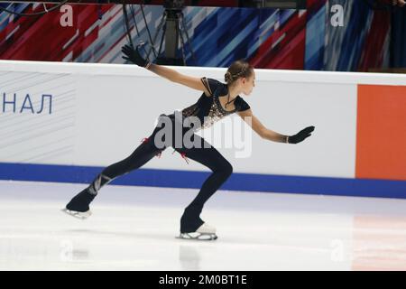 Sankt Petersburg, Russland. 04.. Dezember 2022. Anastasia Zinina tritt beim Eiskunstlauf auf der Russischen Frauenspringmeisterschaft 2022 in St. Petersburg, im Yubileyny-Sportkomplex. Kredit: SOPA Images Limited/Alamy Live News Stockfoto