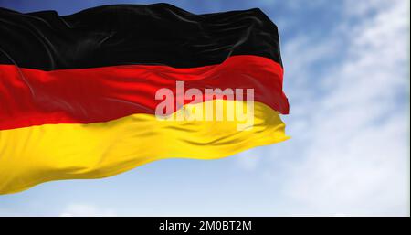 Die deutsche Nationalflagge weht im Wind an klaren Tagen. Die Bundesrepublik Deutschland ist ein Land in Mitteleuropa. Selektiver Fokus. abbildung 3D Stockfoto