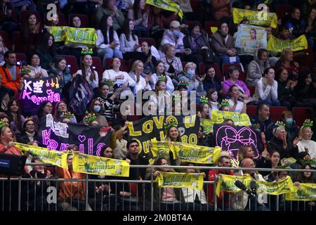 Sankt Petersburg, Russland. 04.. Dezember 2022. Fans sehen die Darbietung beim Eiskunstlauf bei der russischen Jumping Championship 2022 in St. Petersburg, im Yubileyny-Sportkomplex. Kredit: SOPA Images Limited/Alamy Live News Stockfoto