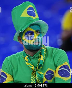 Doha, Katar: 5.. Dezember 2022; Finale der FIFA-Weltmeisterschaft 16. Runde, Brasilien gegen Südkorea: Fans von Brasilien Stockfoto