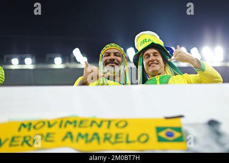 Doha, Katar: 5.. Dezember 2022; Finale der FIFA-Weltmeisterschaft 16. Runde, Brasilien gegen Südkorea: Fans von Brasilien Stockfoto
