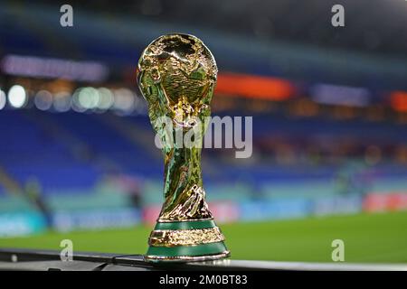 Doha, Katar: 5.. Dezember 2022; Finalrunde der FIFA-Weltmeisterschaft 16, Brasilien gegen Südkorea: Nachbildung der Trophäe der Weltmeisterschaft Stockfoto