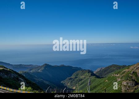 Blick auf die Berge und Felsen in der Nähe des Arieiro-Gipfels, einem der höchsten Gipfel der Insel Madeira, Portugal Stockfoto