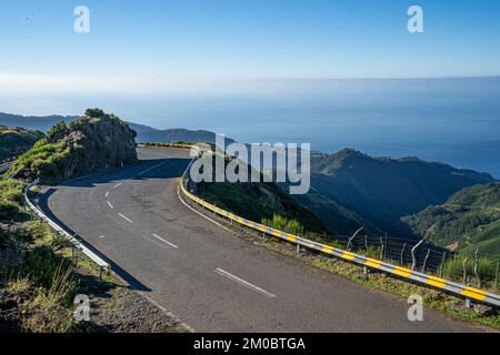 Blick auf die Berge und Felsen in der Nähe des Arieiro-Gipfels, einem der höchsten Gipfel der Insel Madeira, Portugal Stockfoto