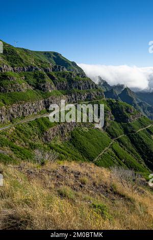 Blick auf die Berge und Felsen in der Nähe des Arieiro-Gipfels, einem der höchsten Gipfel der Insel Madeira, Portugal Stockfoto