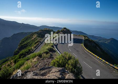 Blick auf die Berge und Felsen in der Nähe des Arieiro-Gipfels, einem der höchsten Gipfel der Insel Madeira, Portugal Stockfoto