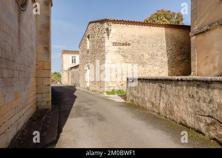 Plassac, Frankreich - 01. November 2022: Ruine der Gallo-Römischen Villa von Plassac und des Museums im Stadtzentrum an einem Herbsttag Stockfoto