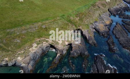 Felsige Ufer der Keltischen See entlang der Route des Wild Atlantic Way, Blick von oben. Seascape der Südküste Irlands. Wunderschöne Felshänge. Stockfoto