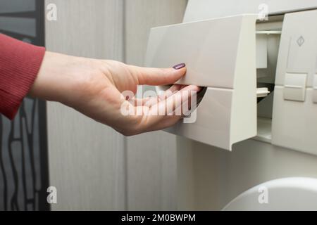 Mann öffnet das Tablett in der Waschmaschine. Die Schale zum Waschen des Pulvers wird von Hand geöffnet. Hochwertiges Foto Stockfoto