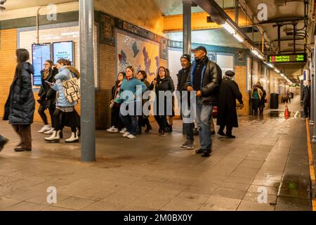 Wochenende mit der U-Bahn in New York während der Weihnachtszeit, am Sonntag, den 4. Dezember 2022. (© Richard B. Levine) Stockfoto