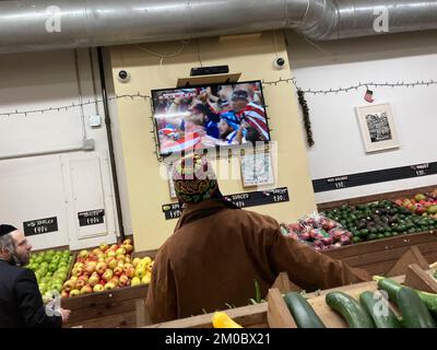 Kunden in einem Lebensmittelgeschäft sehen sich am Dienstag, den 29. November 2022, das Fußballspiel US gegen Iran FIFA Fussball (Fußball) an. Die USA besiegten den Iran mit einem Ergebnis von 1-0 Punkten und festigten seinen Fortschritt. (© Frances M. Roberts) Stockfoto