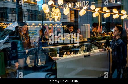 Kunden bei Anita Gelato im Stadtviertel Nomad in New York am Montag, den 28. November 2022. (© Richard B. Levine) Stockfoto