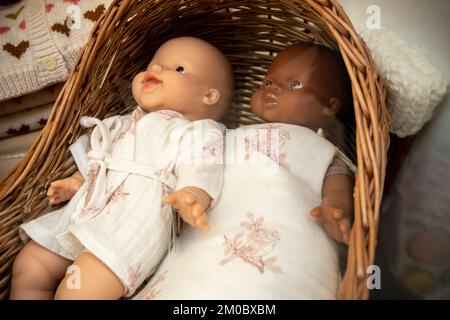 Ein Geschäft in New York stellt am Donnerstag, den 24. November 2022 verschiedene Babypuppen zum Weihnachtseinkauf aus (© Richard B. Levine) Stockfoto