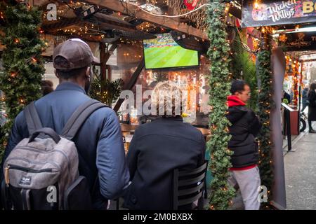Sportfans sehen sich am Donnerstag, den 24. November 2022, vor einer Bar in Greenwich Village in New York die FIFA Fußball-Weltmeisterschaft an. (© Richard B. Levine) Stockfoto