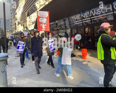 Studenten, Dozenten und Unterstützer der New School for Social Research protestieren am Freitag, den 2. Dezember 2022 vor der Schule in Greenwich Village in New York. Die Streikenden, Mitglieder der UAW, fordern höhere Löhne für Teilzeitbeschäftigte. (© Frances M. Roberts) Stockfoto