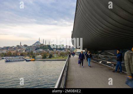 Golden Horn oder Halic Metro Bridge und Menschen. Suleymaniye Moschee im Hintergrund. Öffentliche Verkehrsmittel von Istanbul. Istanbul Turkiye - 10.15.2021 Stockfoto