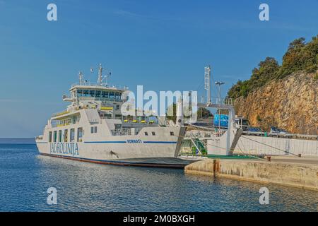 Einstieg in die Fähre im Porozina Hafen Cres Kroatien Stockfoto