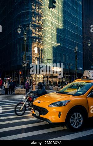 Aktivität am Herald Square in New York während der Weihnachtseinkaufssaison am Donnerstag, 1. Dezember 2022. (© Richard B. Levine) Stockfoto