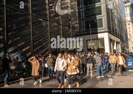 Tausende Touristen und New Yorker strömen in die autofreie Fifth Avenue in Midtown Manhattan, um die Holiday Open Streets am Sonntag, den 4. Dezember 2022, zu genießen. New York City wird einen neunblockigen Abschnitt der Fifth Avenue in Midtown für vier Sonntage im Dezember schließen und so eine Feiertagsparty für Besucher schaffen. (© Richard B. Levine) Stockfoto