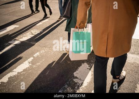 Tausende Touristen und New Yorker strömen in die autofreie Fifth Avenue in Midtown Manhattan, um die Holiday Open Streets am Sonntag, den 4. Dezember 2022, zu genießen. New York City wird einen neunblockigen Abschnitt der Fifth Avenue in Midtown für vier Sonntage im Dezember schließen und so eine Feiertagsparty für Besucher schaffen. (© Richard B. Levine) Stockfoto