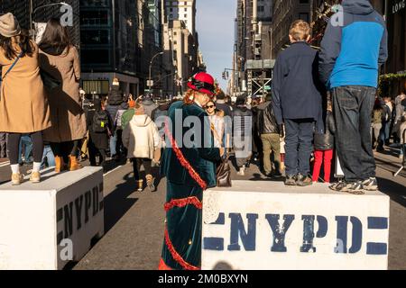 Tausende Touristen und New Yorker strömen in die autofreie Fifth Avenue in Midtown Manhattan, um die Holiday Open Streets am Sonntag, den 4. Dezember 2022, zu genießen. New York City wird einen neunblockigen Abschnitt der Fifth Avenue in Midtown für vier Sonntage im Dezember schließen und so eine Feiertagsparty für Besucher schaffen. (© Richard B. Levine) Stockfoto