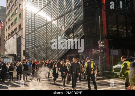 Tausende Touristen und New Yorker strömen in die autofreie Fifth Avenue in Midtown Manhattan, um die Holiday Open Streets am Sonntag, den 4. Dezember 2022, zu genießen. New York City wird einen neunblockigen Abschnitt der Fifth Avenue in Midtown für vier Sonntage im Dezember schließen und so eine Feiertagsparty für Besucher schaffen. (© Richard B. Levine) Stockfoto