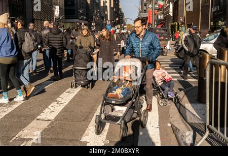 Tausende Touristen und New Yorker strömen in die autofreie Fifth Avenue in Midtown Manhattan, um die Holiday Open Streets am Sonntag, den 4. Dezember 2022, zu genießen. New York City wird einen neunblockigen Abschnitt der Fifth Avenue in Midtown für vier Sonntage im Dezember schließen und so eine Feiertagsparty für Besucher schaffen. (© Richard B. Levine) Stockfoto