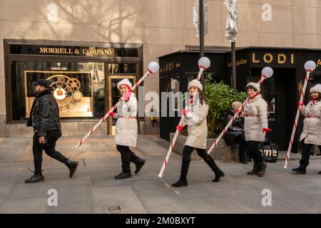 Tausende Touristen und New Yorker strömen in die autofreie Fifth Avenue in Midtown Manhattan, um die Holiday Open Streets am Sonntag, den 4. Dezember 2022, zu genießen. New York City wird einen neunblockigen Abschnitt der Fifth Avenue in Midtown für vier Sonntage im Dezember schließen und so eine Feiertagsparty für Besucher schaffen. (© Richard B. Levine) Stockfoto