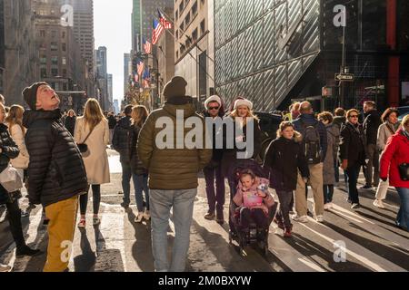 Tausende Touristen und New Yorker strömen in die autofreie Fifth Avenue in Midtown Manhattan, um die Holiday Open Streets am Sonntag, den 4. Dezember 2022, zu genießen. New York City wird einen neunblockigen Abschnitt der Fifth Avenue in Midtown für vier Sonntage im Dezember schließen und so eine Feiertagsparty für Besucher schaffen. (© Richard B. Levine) Stockfoto