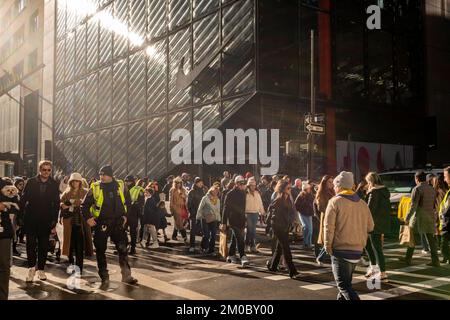 Tausende Touristen und New Yorker strömen in die autofreie Fifth Avenue in Midtown Manhattan, um die Holiday Open Streets am Sonntag, den 4. Dezember 2022, zu genießen. New York City wird einen neunblockigen Abschnitt der Fifth Avenue in Midtown für vier Sonntage im Dezember schließen und so eine Feiertagsparty für Besucher schaffen. (© Richard B. Levine) Stockfoto