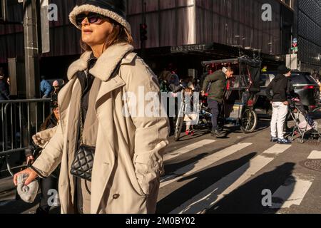 Tausende Touristen und New Yorker strömen in die autofreie Fifth Avenue in Midtown Manhattan, um die Holiday Open Streets am Sonntag, den 4. Dezember 2022, zu genießen. New York City wird einen neunblockigen Abschnitt der Fifth Avenue in Midtown für vier Sonntage im Dezember schließen und so eine Feiertagsparty für Besucher schaffen. (© Richard B. Levine) Stockfoto