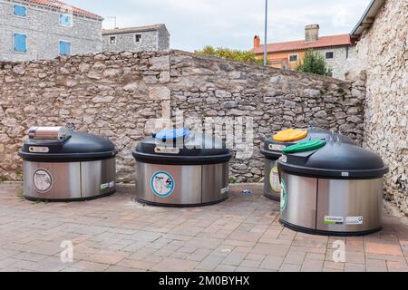 Recyclingbehälter für getrennte Müllabfuhr, Brtonigla, Istrien, Kroatien Stockfoto