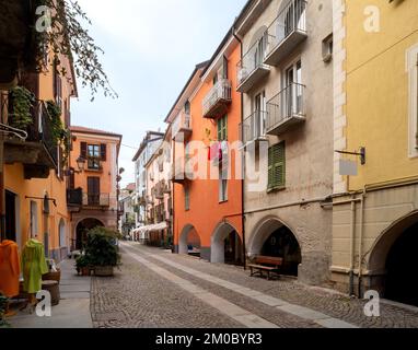 Cuneo, Piemont, Italien - 14. Oktober 2022: Contrada Mondovì, alte Straße im historischen Zentrum mit Gebäuden aus dem 19. Jahrhundert mit Arkaden Stockfoto