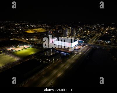 Amsterdam, 22.. September 2022, Niederlande. Ziggo Dome Konzertsaal. LED-Lichtwerbung an der Fassade. Musikkuppel neben dem Johan Cruijff Stockfoto