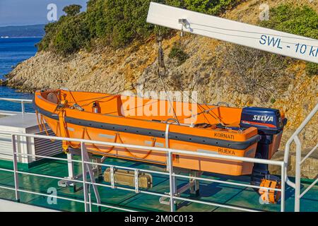 Orangefarbenes Rettungsboot auf der Fähre Kornati im Hafen von Porozina Stockfoto