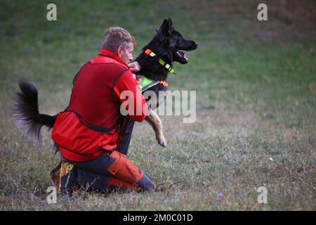 Lozen, Bulgarien - 21. September 2022: Bulgarischer Sanitäter des Roten Kreuzes nimmt an einer Demonstration mit seinem Hund Teil. Stockfoto