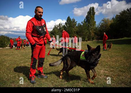 Lozen, Bulgarien - 21. September 2022: Bulgarische Sanitäter des Roten Kreuzes nehmen an einer Demonstration mit ihren Hunden Teil. Stockfoto