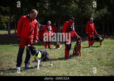 Lozen, Bulgarien - 21. September 2022: Bulgarische Sanitäter des Roten Kreuzes nehmen an einer Demonstration mit ihren Hunden Teil. Stockfoto