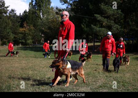 Lozen, Bulgarien - 21. September 2022: Bulgarische Sanitäter des Roten Kreuzes nehmen an einer Demonstration mit ihren Hunden Teil. Stockfoto