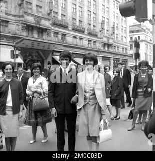 Der Popstar Dave Clark von The Dave Clark Five dreht sich entlang des Strands in London um Stockfoto